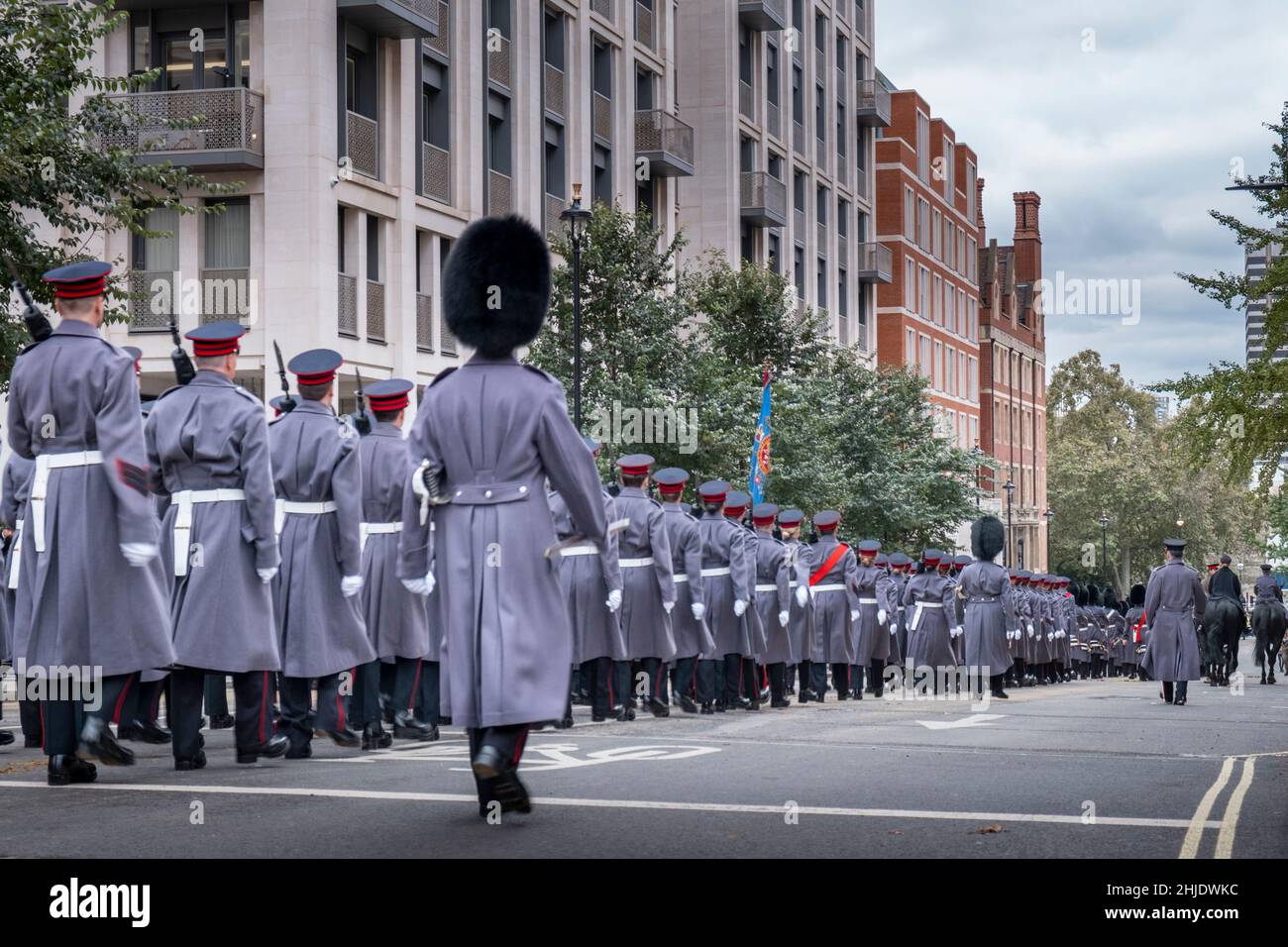 Soldati in parata nel centro di Londra, Lord Mayor's Show 2021. Reggimento della Guardia del piede della Regina. Tiro posteriore delle truppe che marciavano sulla strada della città Foto Stock