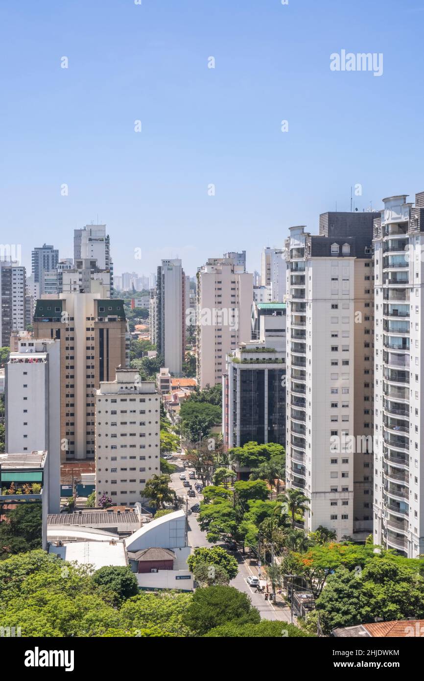 Edifici commerciali e residenziali intorno a Avenida Ibirapuera, quartiere di Moema, São Paulo, Brasile. Spazio copia, nessuna persona. Foto Stock