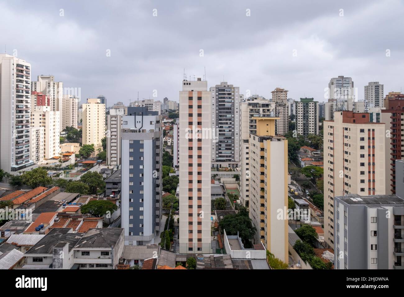 Blocchi di appartamenti in periferia São Paulo. Immobile con alloggi bassi e tradizionali e case a torre Foto Stock