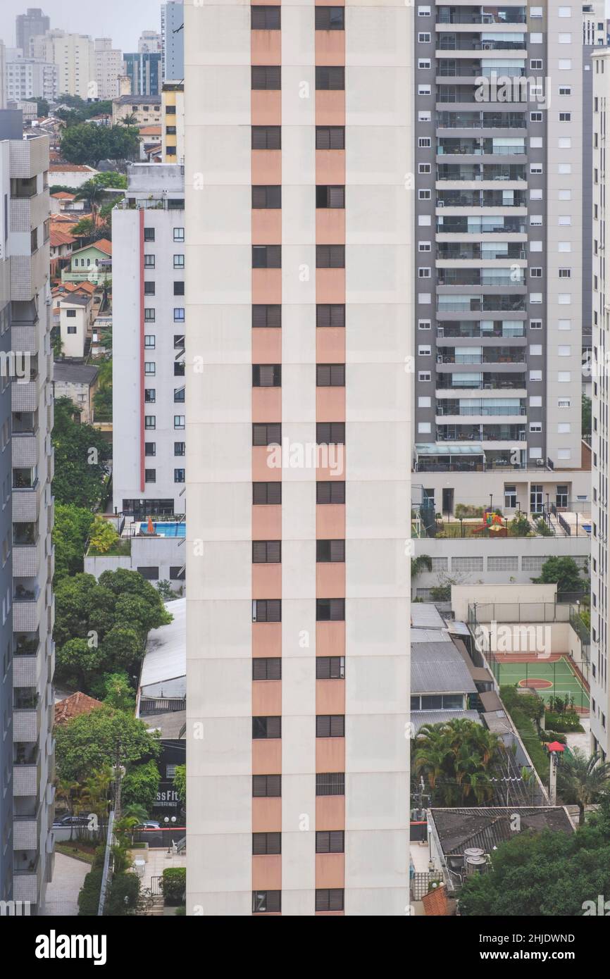 Blocchi di appartamenti in periferia São Paulo. Immobile con alloggi bassi e tradizionali e case a torre Foto Stock