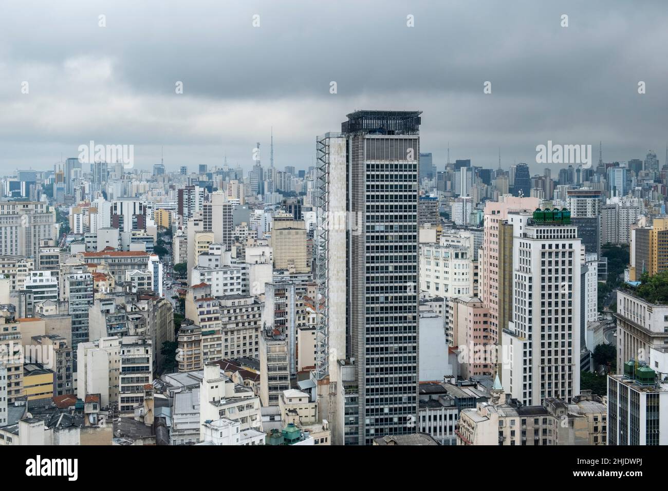 Brasile, São Paulo. Skyline urbano di alti edifici commerciali e residenziali nel quartiere del centro. La città più grande delle Americhe. Foto Stock