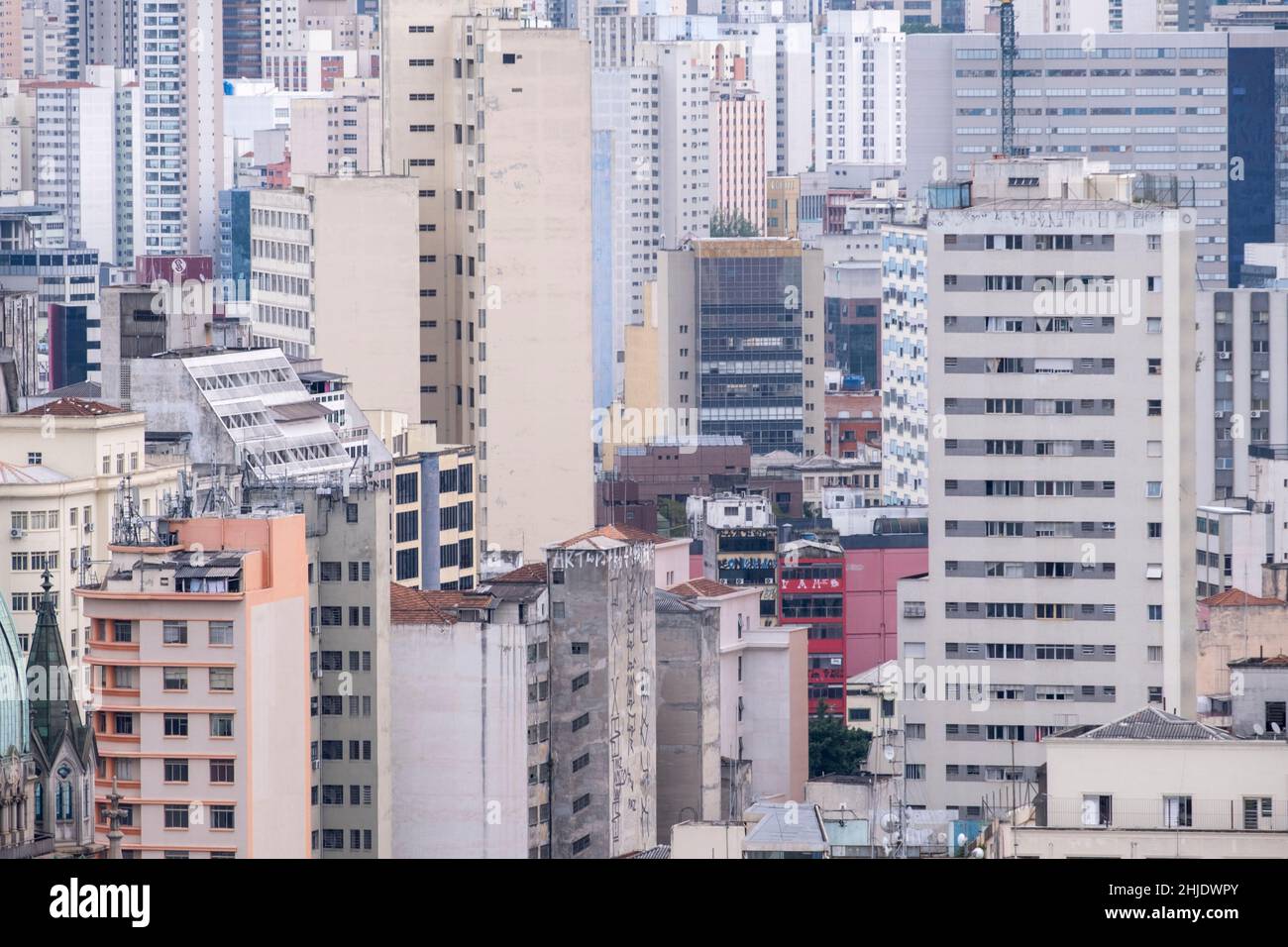 Brasile, São Paulo. Skyline urbano di alti edifici commerciali e residenziali nel quartiere del centro. La città più grande delle Americhe. Foto Stock