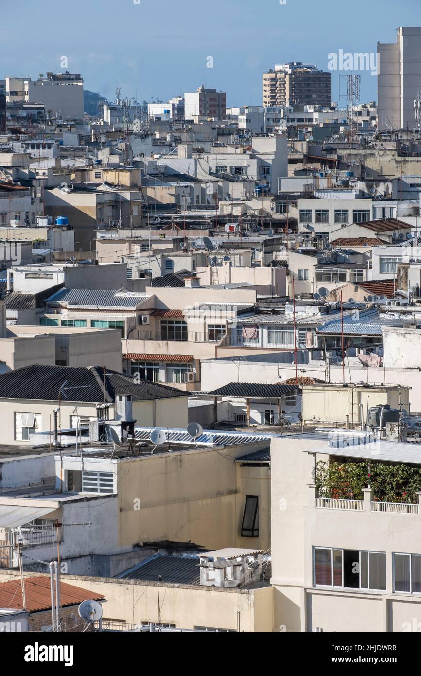 Vista sul tetto su affollate, case residenziali in cemento in un paese in via di sviluppo in Sud America. Rio de Janeiro, Brasile. Foto Stock