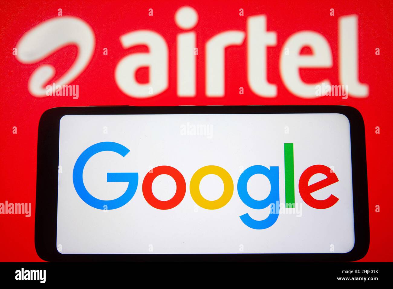 Ucraina. 28th Jan 2022. In questa foto, sullo schermo di uno smartphone viene visualizzato il logo Google con il logo Bharti Airtel Limited sullo sfondo. (Foto di Pavlo Gonchar/SOPA Images/Sipa USA) Credit: Sipa USA/Alamy Live News Foto Stock