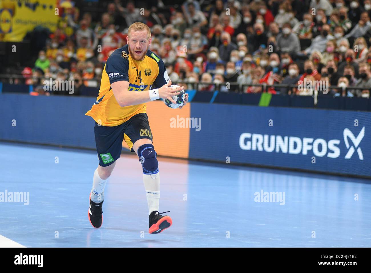 EHF Euro 2022. Semifinale: Jim Gottfridsson (Svezia) contro la Francia Foto Stock