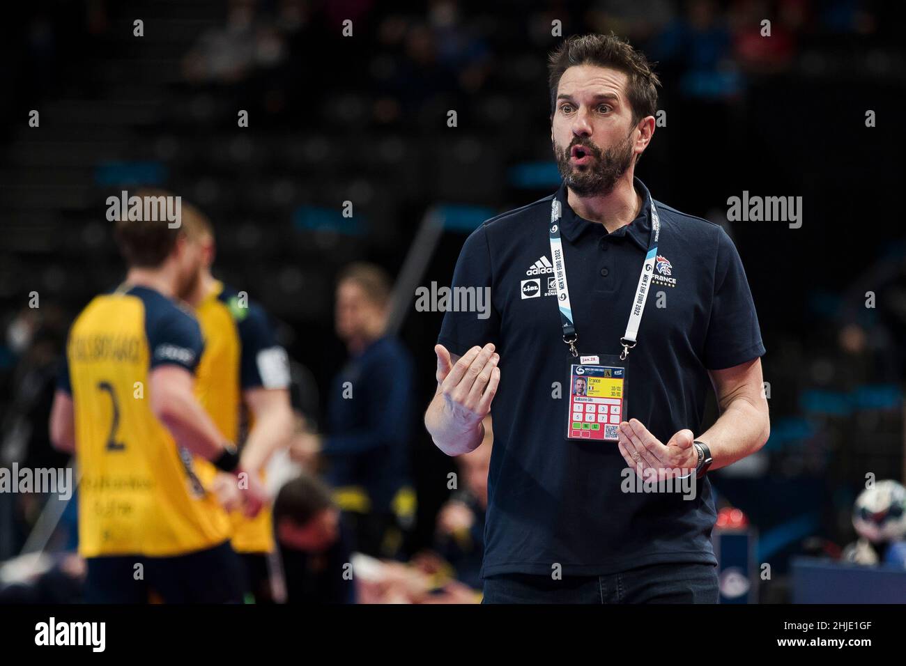 Budapest, Ungheria, 28th gennaio 2022. Il capo allenatore Guillaume Gille di Francia reagisce durante l'incontro maschile EHF EURO 2022, semifinale tra Francia e Svezia a Budapest, Ungheria. Gennaio 28, 2022. Credit: Nikola Krstic/Alamy Foto Stock