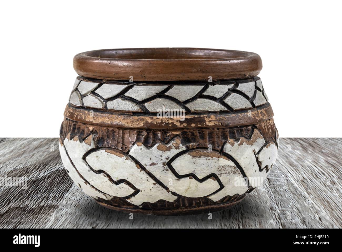 Vaso di artigianato su un tavolo di legno con ceramiche Marajoara del nord del Brasile. Foto Stock