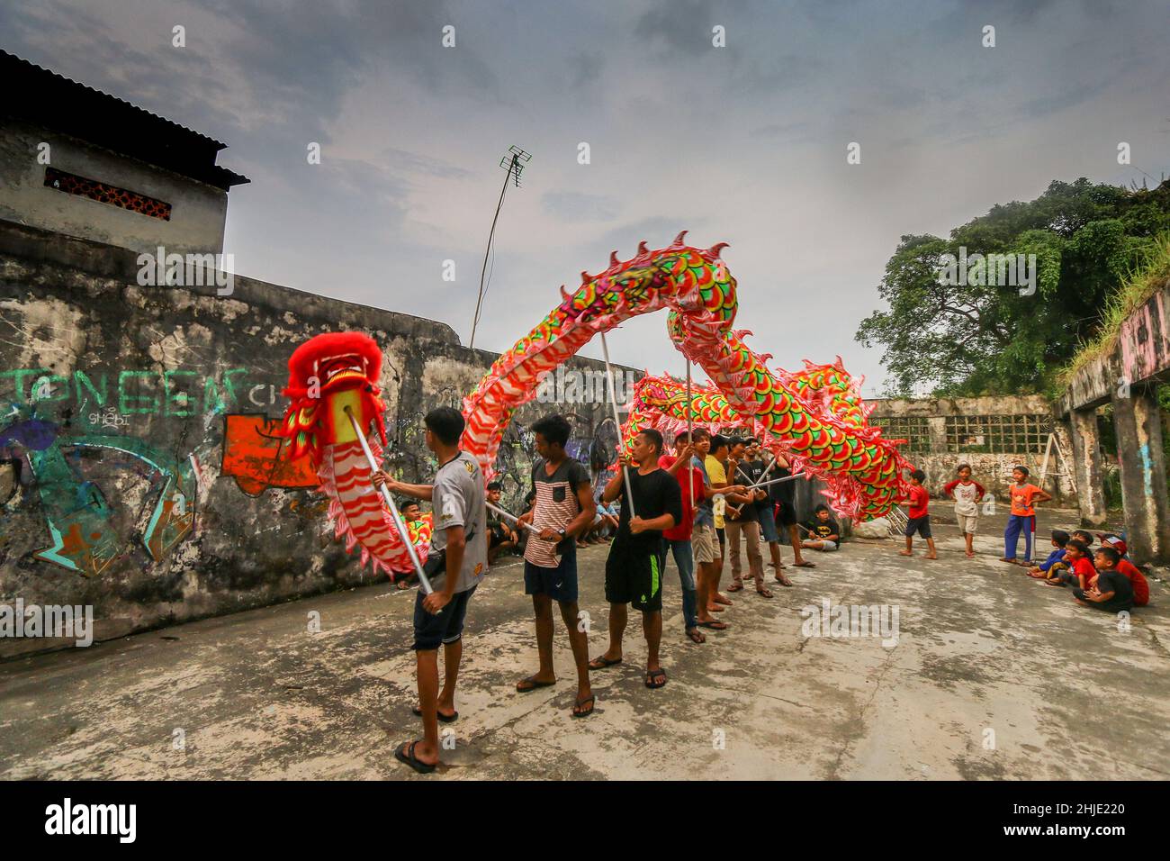 I ballerini praticano il tradizionale spettacolo di danza 'Barongsai' a Bogor, Indonesia, 27 gennaio 2022 per celebrare il Capodanno cinese Foto Stock