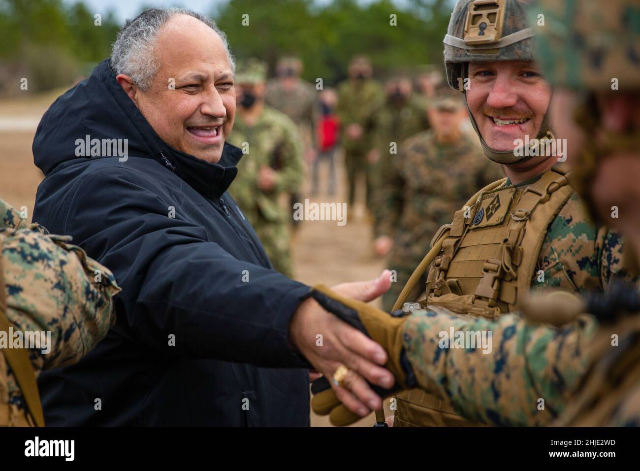 Camp Lejeune, Stati Uniti. 28th Jan 2022. Il Segretario della Marina degli Stati Uniti Carlos del Toro saluta i Marines del 1st Battaglione, 6th Regiment Marino, 2D Divisione Marina, durante una visita al campo di fuoco dal vivo con la II forza di spedizione Marina, 28 gennaio 2022 a Camp Lejeune, North Carolina. Credito: LCpl. Ryan Ramsammy/US Marines/Alamy Live News Foto Stock