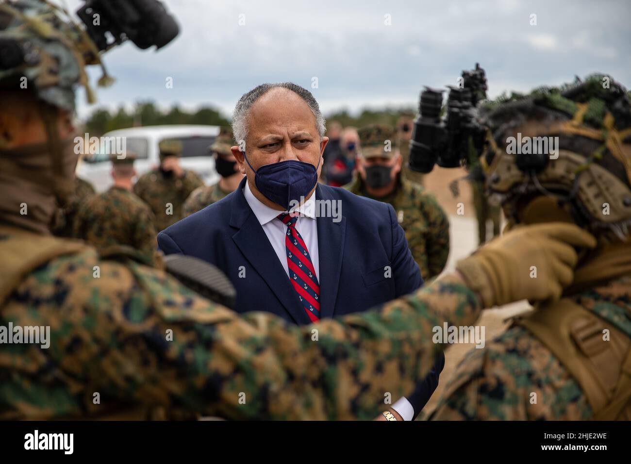 Camp Lejeune, Stati Uniti. 28th Jan 2022. Il Segretario della Marina degli Stati Uniti Carlos del Toro mostra la cuffia Peltor e i sistemi di casco high-cut da parte dei Marines del 1st Battaglione, 6th Marine Regiment, 2D Marine Division, durante una visita alla gamma di fuoco dal vivo, 28 gennaio 2022 a Camp Lejeune, North Carolina. Credito: LCpl. Ryan Ramsammy/US Marines/Alamy Live News Foto Stock