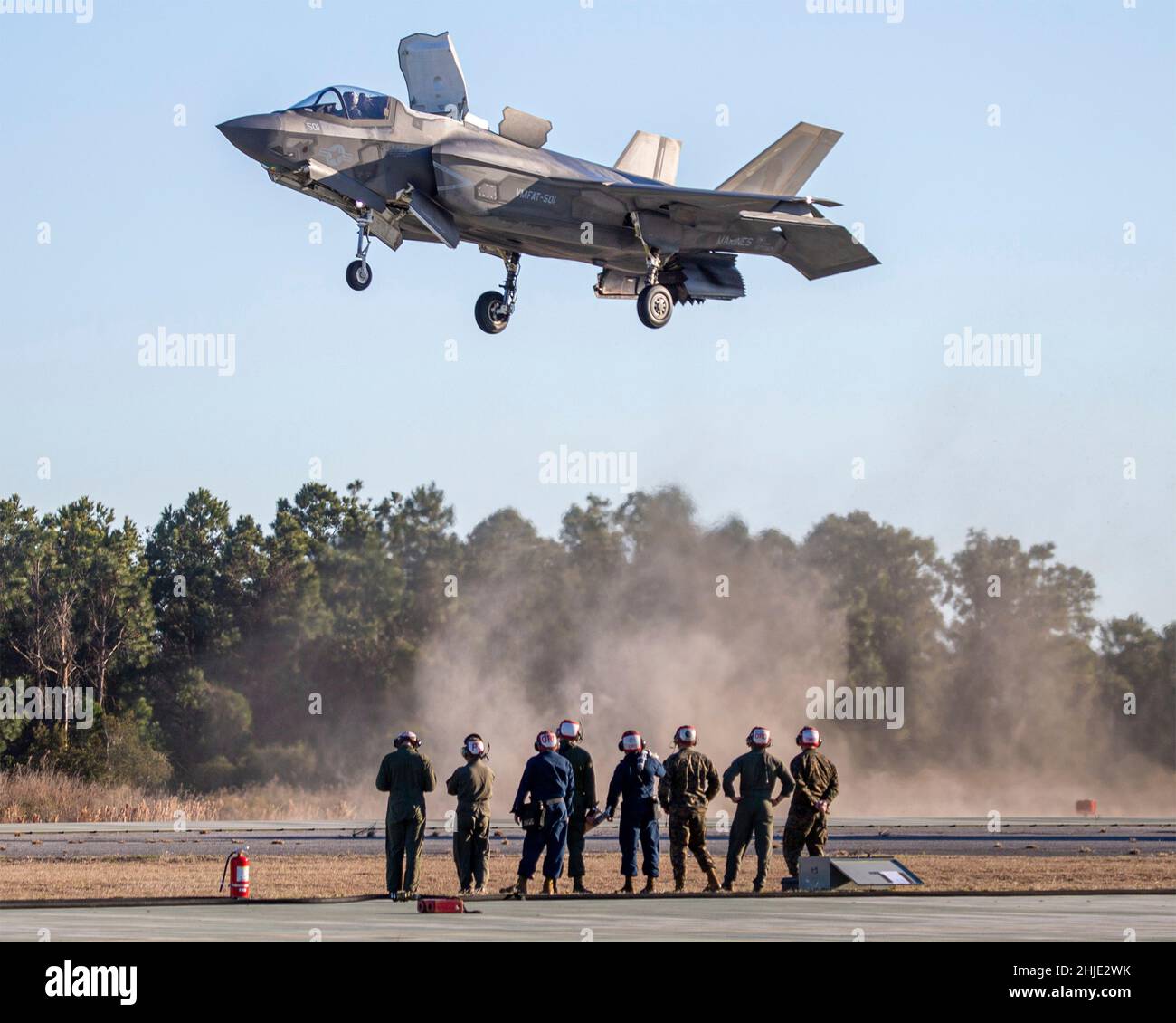 Bogue, Stati Uniti. 27th Jan 2022. Il segretario americano della Marina Carlos del Toro guarda un corpo marino F-35B Joint Strike Fighter dimostra capacità di decollo e atterraggio verticale al Marine Corps Auxiliary Landing Field, 27 gennaio 2022 a Bogue, North Carolina. Credito: LCpl. Jacob Bertram/US Marines/Alamy Live News Foto Stock