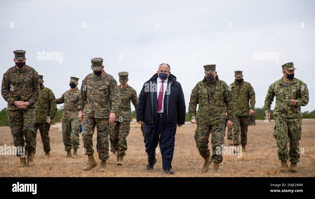 Camp Lejeune, Stati Uniti. 28th Jan 2022. Il Segretario della Marina degli Stati Uniti Carlos del Toro cammina con gli ufficiali dei Marines del 1st Battaglione, 6th Regiment Marino, 2D Divisione Marina, durante una visita alla gamma di fuoco vivo, 28 gennaio 2022 a Camp Lejeune, Carolina del Nord. Credito: LCpl. Ryan Ramsammy/US Marines/Alamy Live News Foto Stock