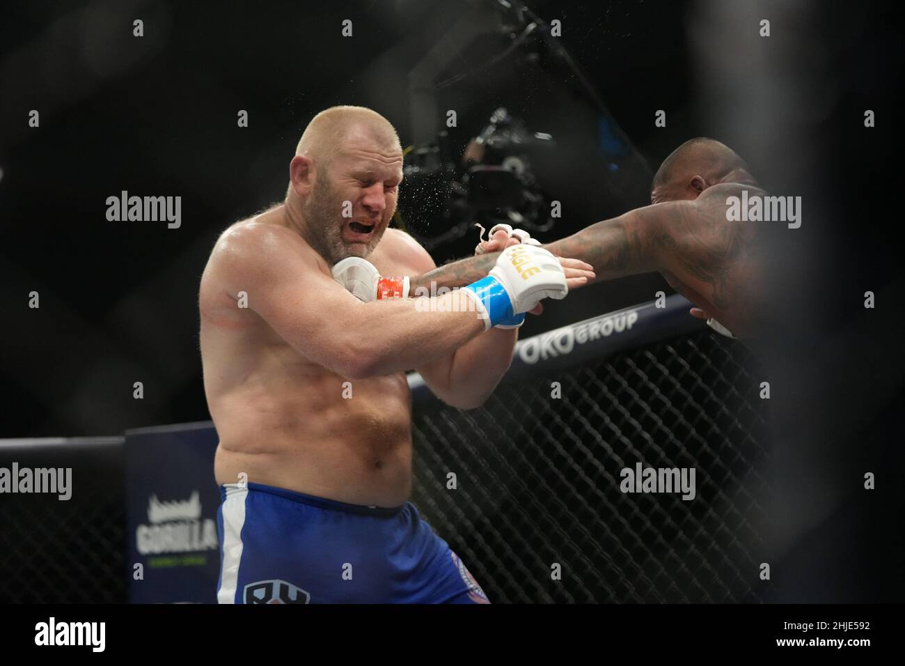 MIAMI, Florida, Stati Uniti. 28th Jan 2022. MIAMI, FL- GENNAIO 28: Tyrone Spong contro Sergei Kharitonov si incontrano nella gabbia per la loro battaglia pesi massimi all'Eagle FC 44 - Spong contro Kharitonov evento alla FLX Cast Arena il 28 gennaio 2022 a MIAMI, FL, Stati Uniti. (Credit Image: © Louis Grasse/PX Imagens via ZUMA Press Wire) Credit: ZUMA Press, Inc./Alamy Live News Foto Stock