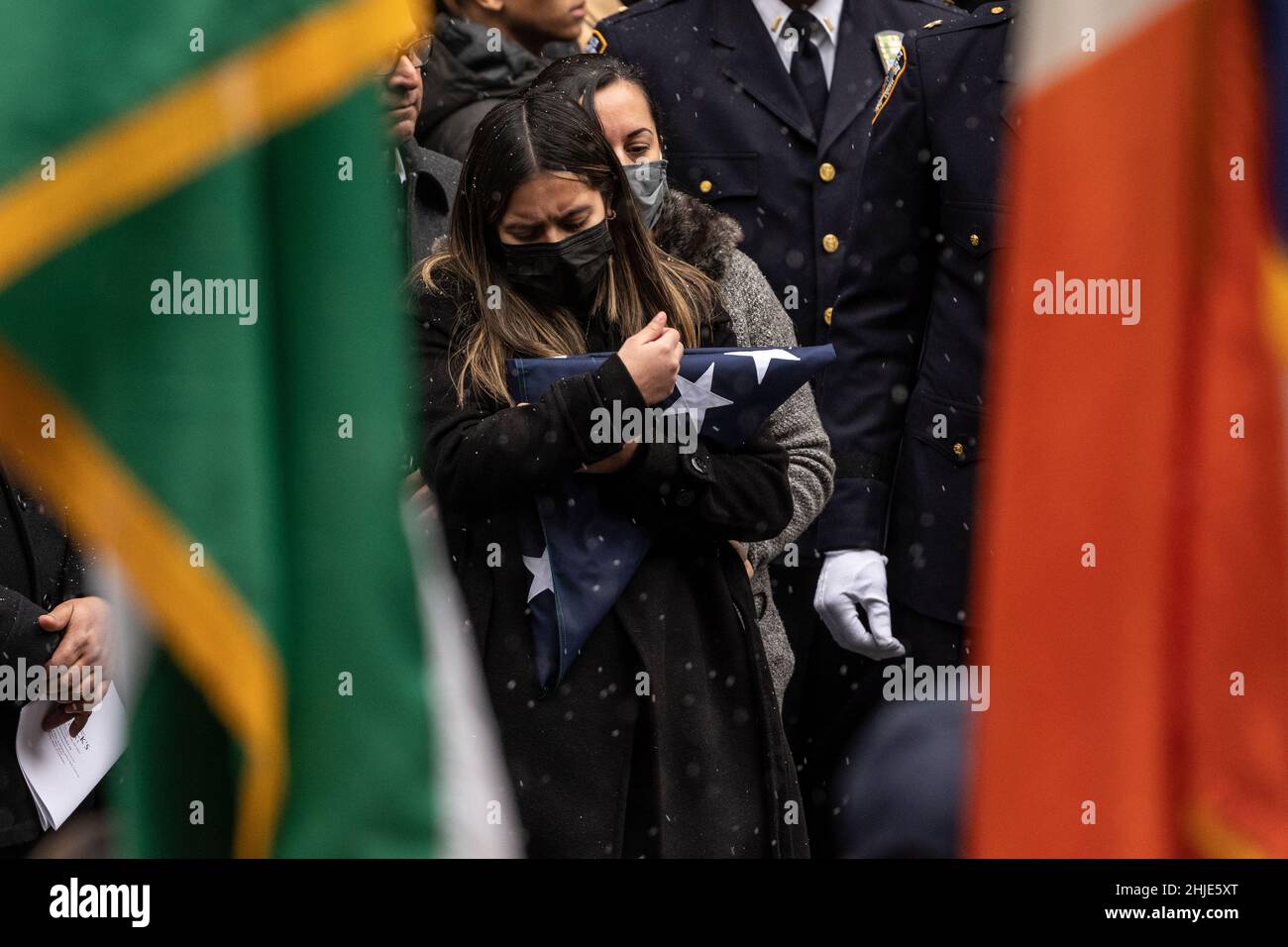 New York, NY - 28 gennaio 2022: Dominique Luzuriaga, moglie di un ufficiale caduto, detiene la bandiera NYPD ripiegata durante la Cattedrale di San Patrizio per il funerale dell'ufficiale di polizia Jason Rivera Foto Stock