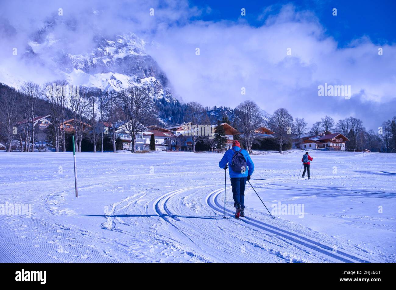 Coppia senior sci vicino al villaggio panoramico in Austria Foto Stock