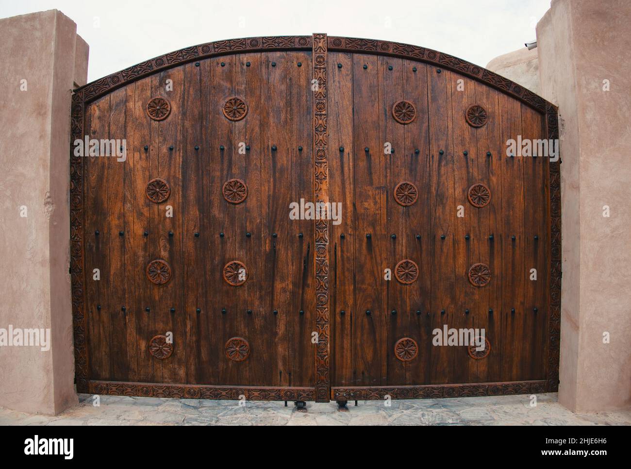 Porta in legno con arco in Oman - luoghi pubblici Foto Stock