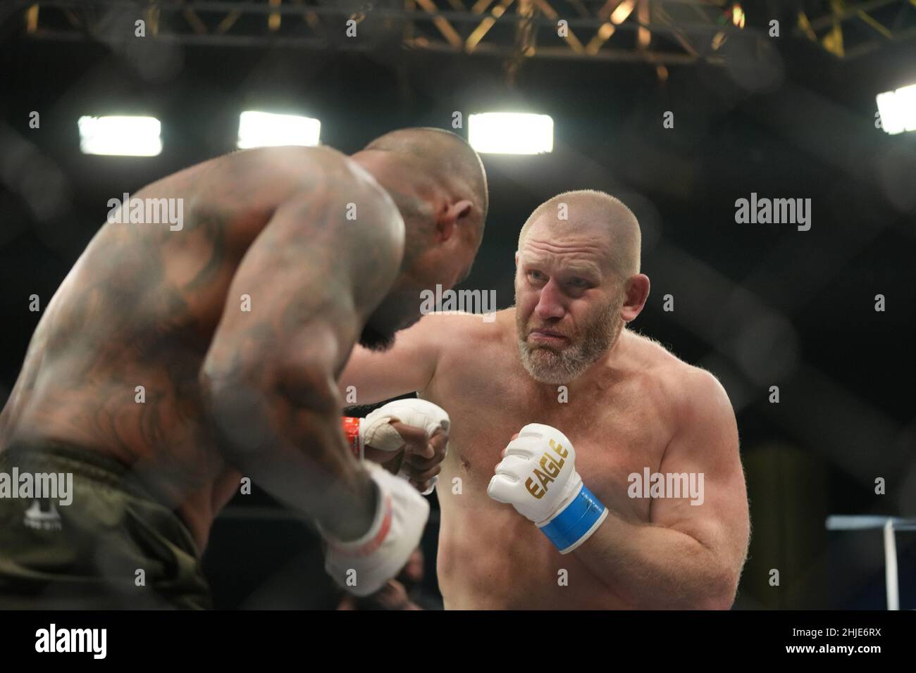 Miami, Florida, Stati Uniti. 28th Jan 2022. MIAMI, FL- GENNAIO 28: Tyrone Spong contro Sergei Kharitonov si incontrano nella gabbia per la loro battaglia pesi massimi all'Eagle FC 44 - Spong contro Kharitonov evento alla FLX Cast Arena il 28 gennaio 2022 a MIAMI, FL, Stati Uniti. (Foto di Louis Grasse/PxImages) Credit: PX Images/Alamy Live News Foto Stock