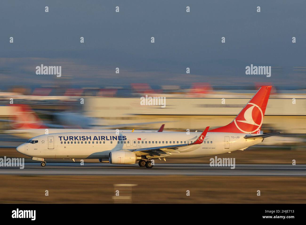 Il Boeing 737-800 della Turkish Airlines accelera lungo la pista all'aeroporto di Istanbul Foto Stock