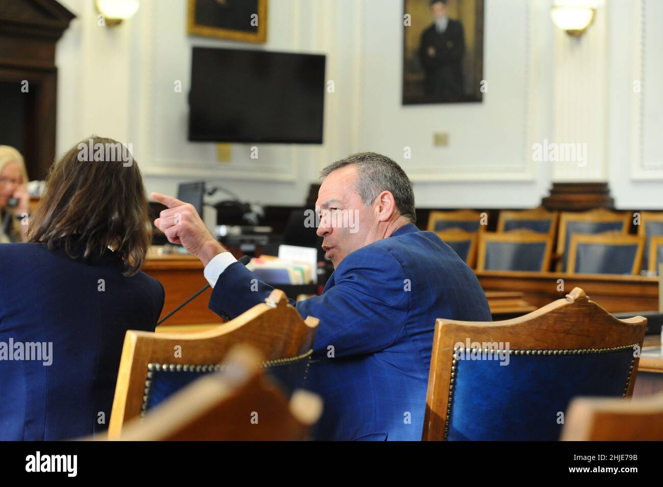 Kenosha, Wisconsin, Stati Uniti. 28th Jan 2022. Francine Felske, avvocato di un gruppo che ha citato John Pierce, a sinistra, sostiene Mark Richards, avvocato di Kyle Rittenhouse durante un'audizione sul suo legame presso il tribunale della contea di Kenosha venerdì 28 gennaio 2021. Il fuoco Rittenhouse utilizzato il 25 agosto 2020, è destinato ad essere distrutto dallo stato, mentre il suo $2 milioni di obbligazioni è destinato a essere distribuito alla Fondazione Fight Back, l'attore Ricky Schroder, e a Richards e Dimmer SC, lo studio legale Racine che rappresentava Rittenhouse. Credit: ZUMA Press, Inc./Alamy Live News Foto Stock