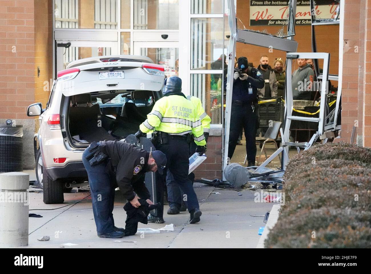 St. Louis, Stati Uniti. 28th Jan 2022. Gli investigatori della polizia esaminano un'automobile dopo che è stata tirata dall'entrata di una porta del supermercato di Schnucks a St. Louis il venerdì 28 gennaio 2022. La polizia non sa perché il conducente ha perso il controllo, colpendo l'edificio. L'auto conteneva due persone, una è stata uccisa, l'altra è in condizioni critiche. Foto di Bill Greenblatt/UPI Credit: UPI/Alamy Live News Foto Stock