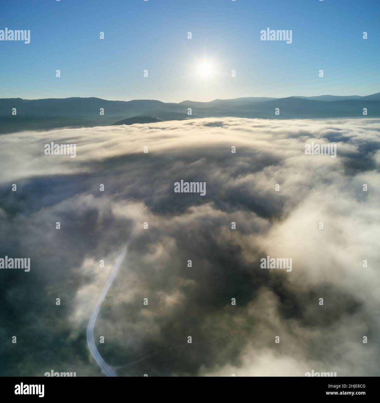 Nebbia in montagna e strada al mattino. Composizione della natura aerea. Foto Stock