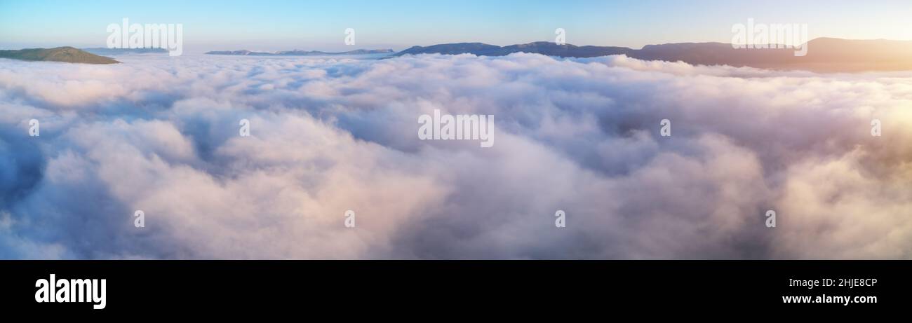 Vista aerea nuvole bianche in montagna e cielo blu al mattino. Vista panoramica dal drone. Foto Stock