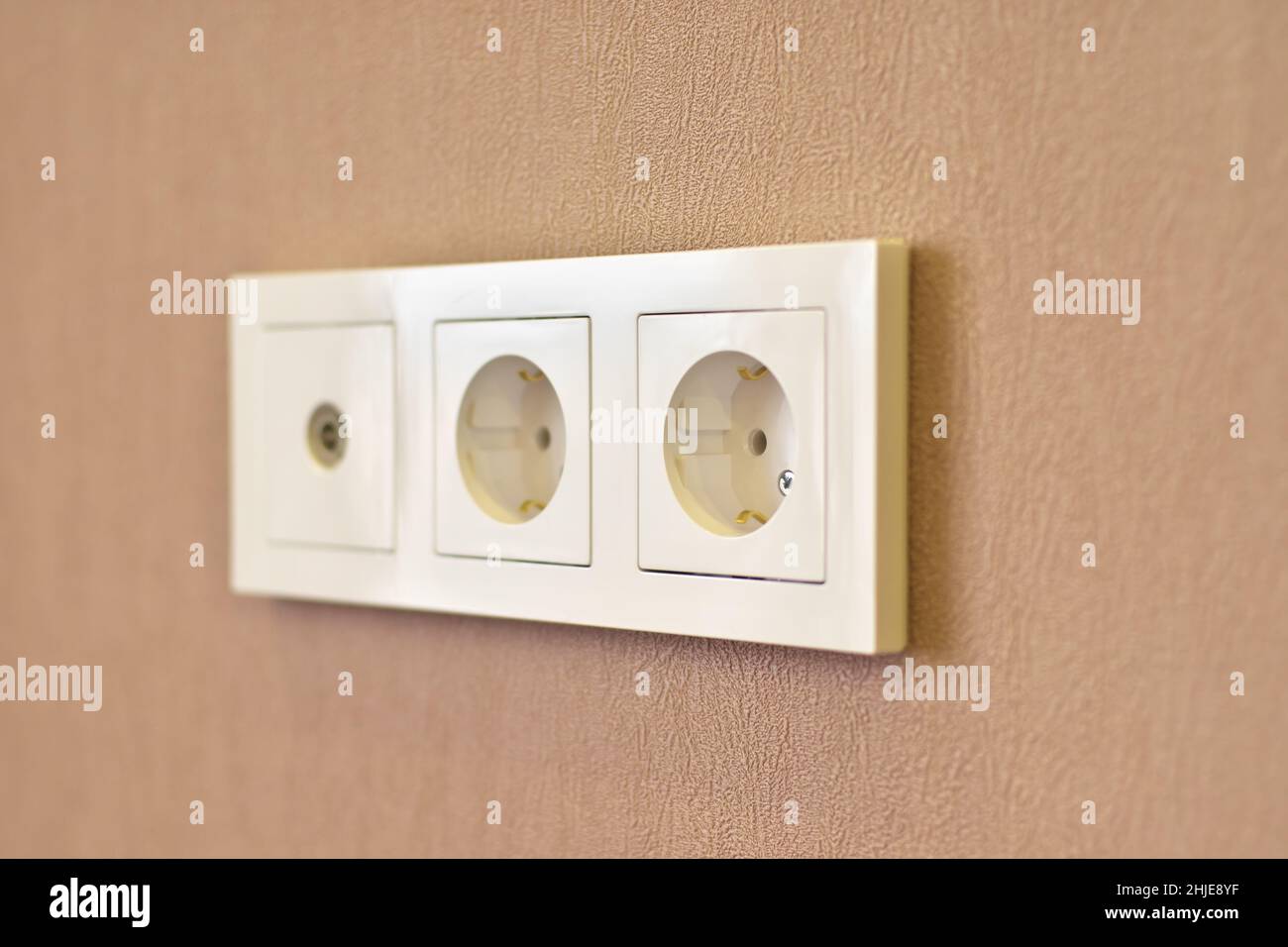 Presa a muro e a muro. Profondità di campo poco profonda. Dopo la riparazione. Foto Stock