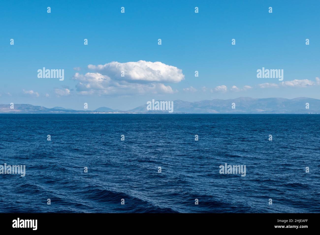 Vista panoramica sul mare con cielo blu. Sfondo della natura. Foto Stock