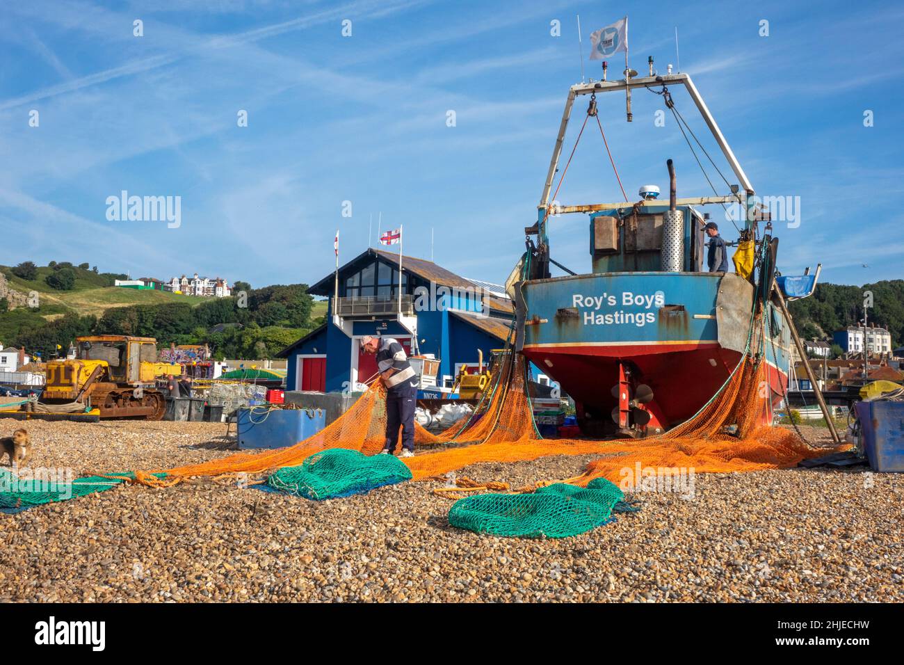 Hastings, pescatore, reti, barca da pesca sulla spiaggia dei pescatori Old Town Stade, East Sussex, Regno Unito Foto Stock