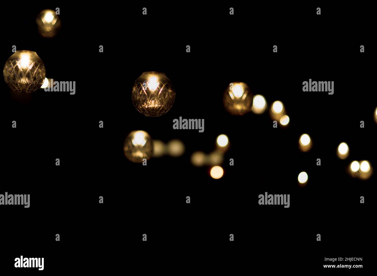 Atmosfera tranquilla con luci che bruciano nelle tenebre Foto Stock