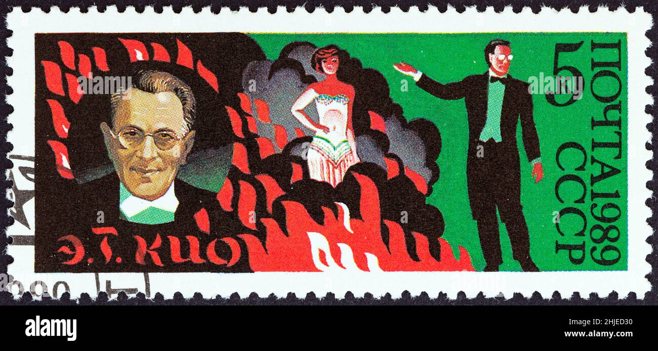 URSS - CIRCA 1989: Un francobollo stampato in URSS dal numero del '70th anniversario del Circo sovietico' mostra E. T. Kio (illusionista) e ACT, circa 1989. Foto Stock