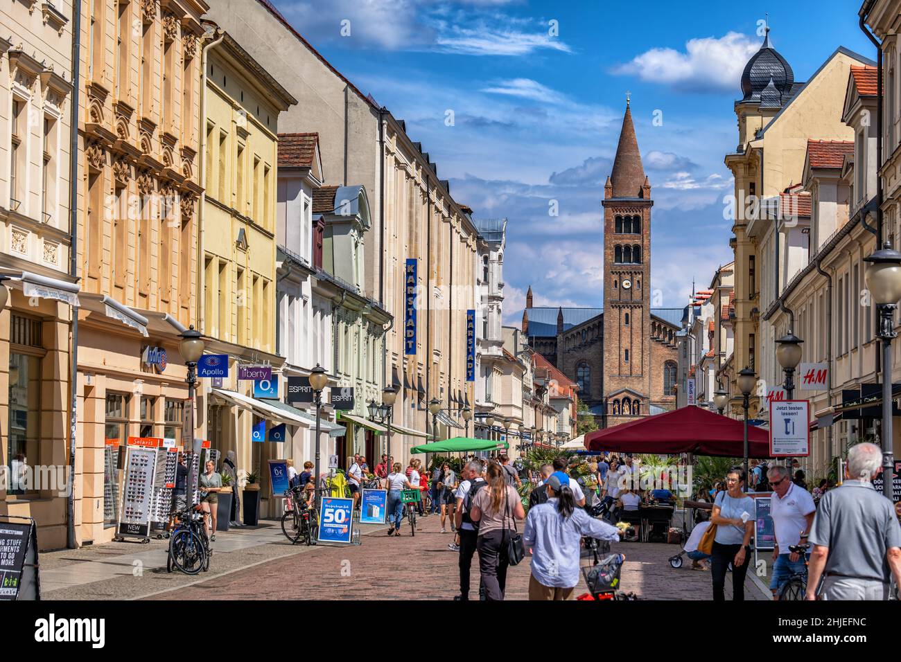 Città di Potsdam in Germania, la gente sulla strada dello shopping Brandenburger popolare con vista di San Pietro e Paolo Chiesa. Foto Stock