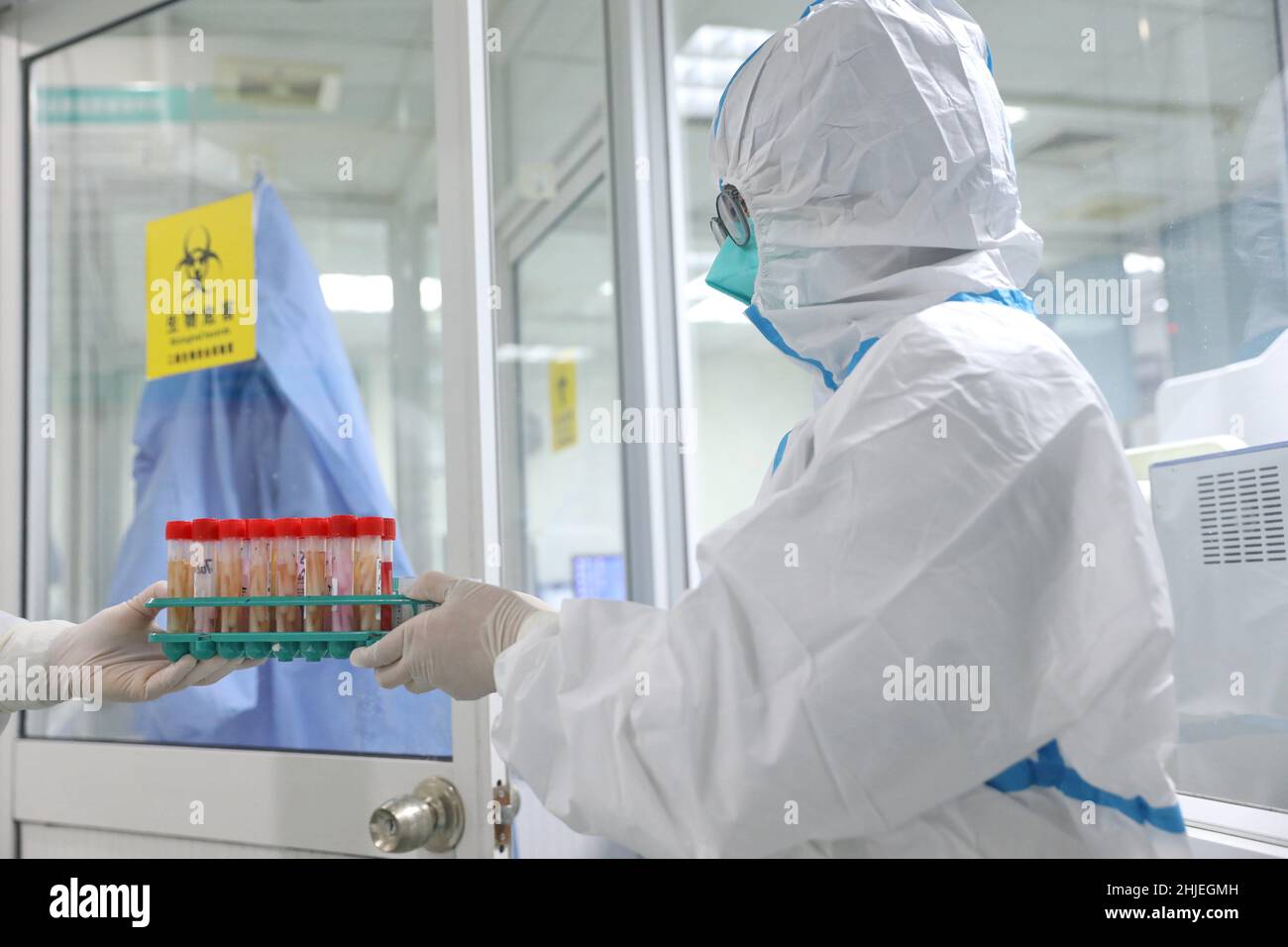 JIAXING, CINA - 28 GENNAIO 2022 - campioni di acido nucleico dal laboratorio di amplificazione genica del China Coast Police Hospital a Jiaxing, Zhejiang Pr Foto Stock