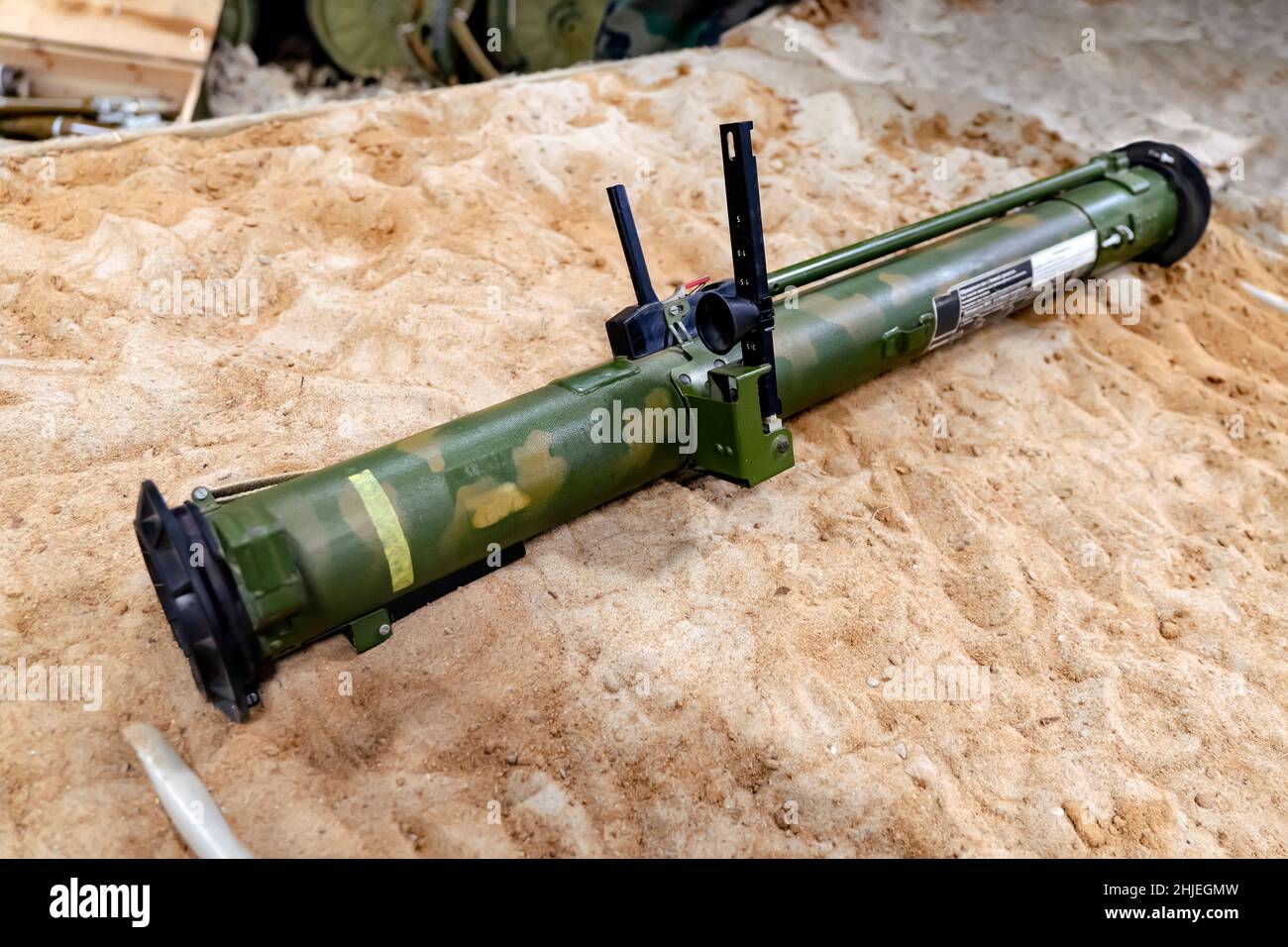 Militare, Tiro RPG anticarro lanciatore granata giacente sulla sabbia. Trofeo di guerra. Forniture militari di armi pesanti Foto Stock