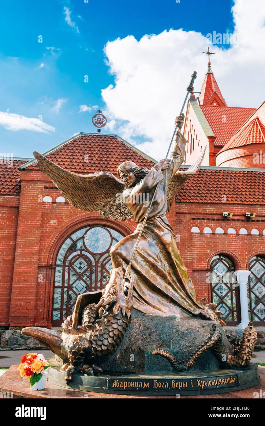 Statua dell'Arcangelo Michele con le ali allungate, spingendo la lancia nel drago davanti alla Chiesa Cattolica di San Simone e Sant'Elena sull'Indipendenza Foto Stock