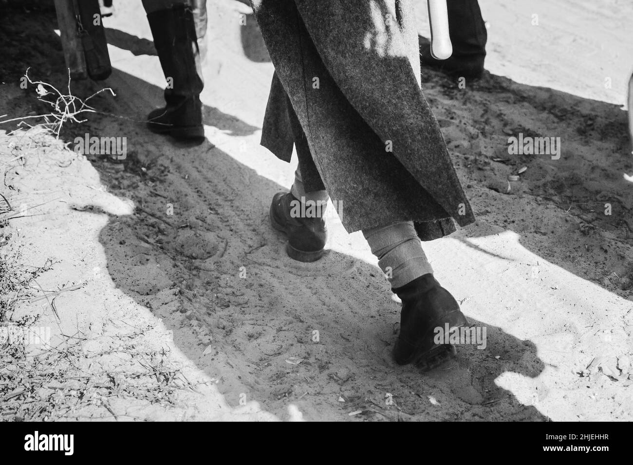 Re-enattori vestiti come soldati dell'esercito rosso sovietico russo della seconda guerra mondiale va lungo la strada. Foto in bianco e nero. Soldato della seconda Guerra Mondiale WW2 volte Foto Stock