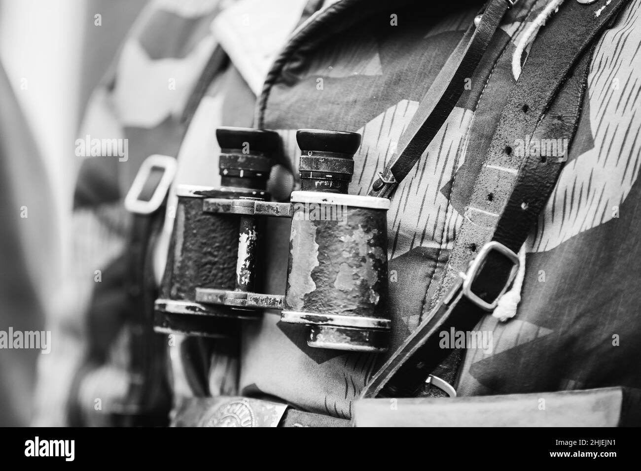 Primo piano dei Binocoli militari tedeschi di Un soldato tedesco su re-enattore vestito come soldato tedesco della seconda Guerra Mondiale. Foto in bianco e nero Foto Stock