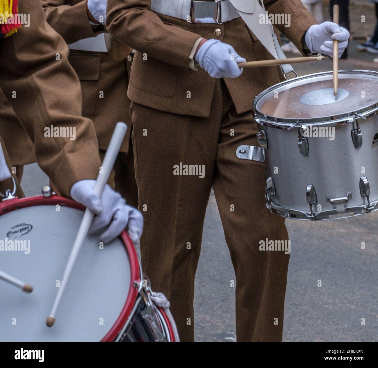 Primo piano di una band marching e due persone che suonano tamburi di laccio al Lord Mayor’s Show 2021, Victoria Embankment, Londra Inghilterra, Regno Unito. Foto Stock