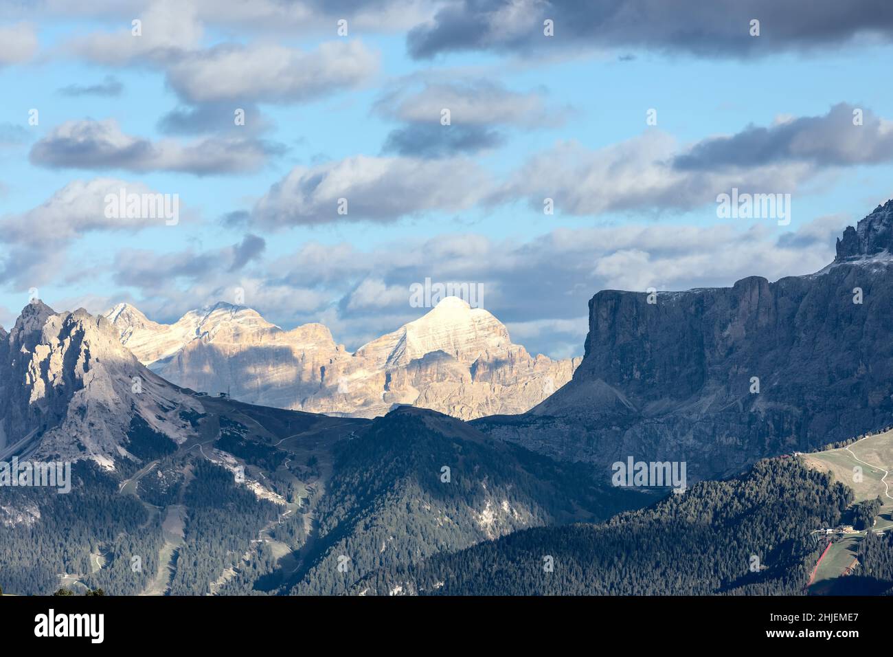 Catena montuosa del Gruppo Langkofel in Alpe di Siusi, Alto Adige, Italia. Foto Stock