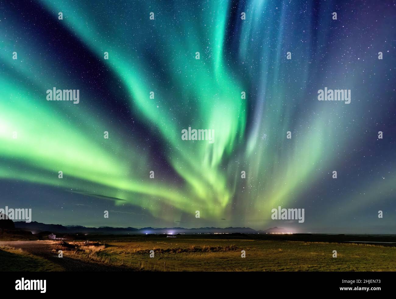 Aurora boreale nel cielo notturno, Islanda. Queste colorate tende di luci da ballo possono illuminare il cielo notturno in sfumature di verde Foto Stock
