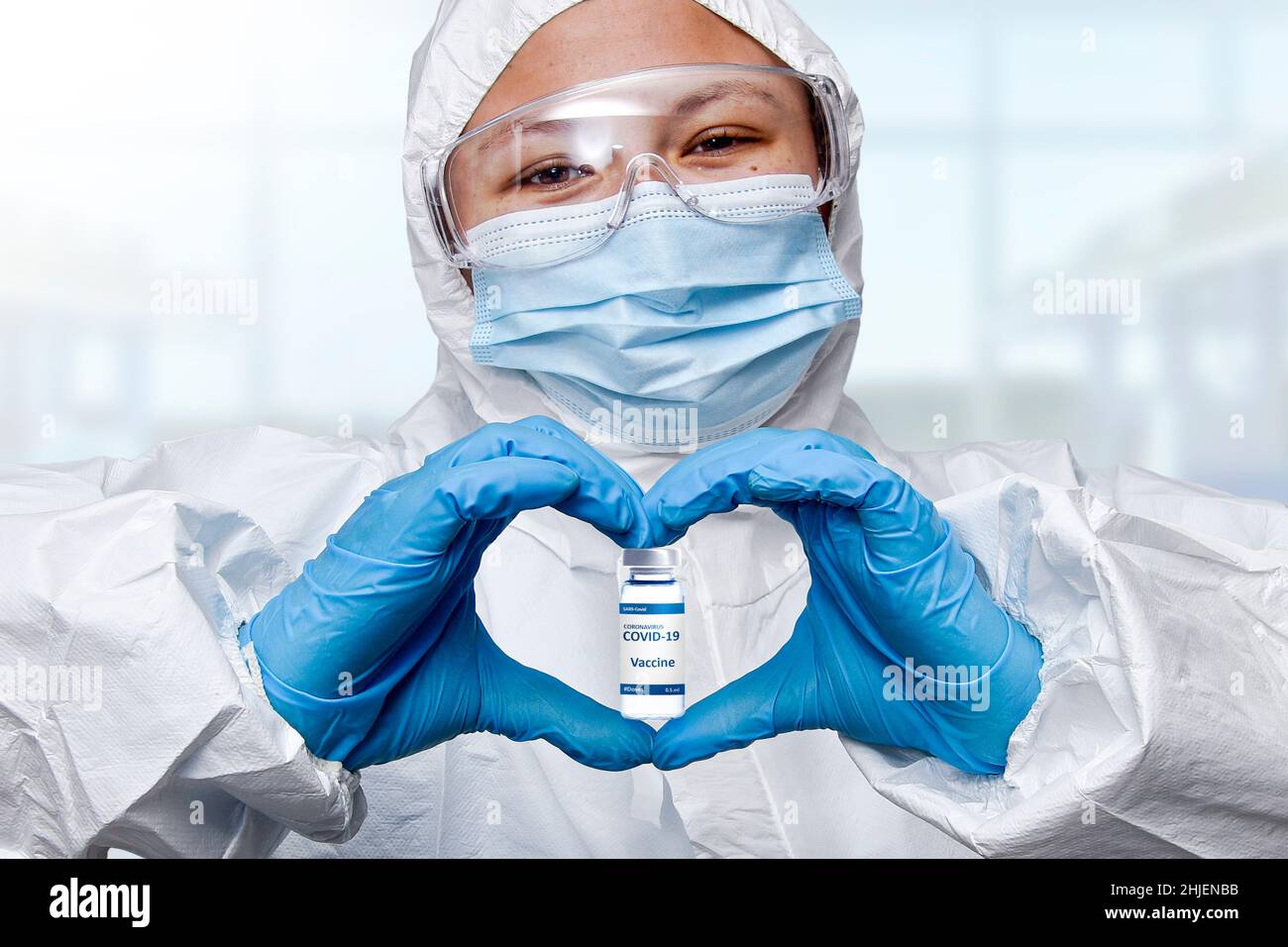 COVID-19 Vaccine Assistenza medica NHS tecnico tenuta fare il cuore Foto Stock