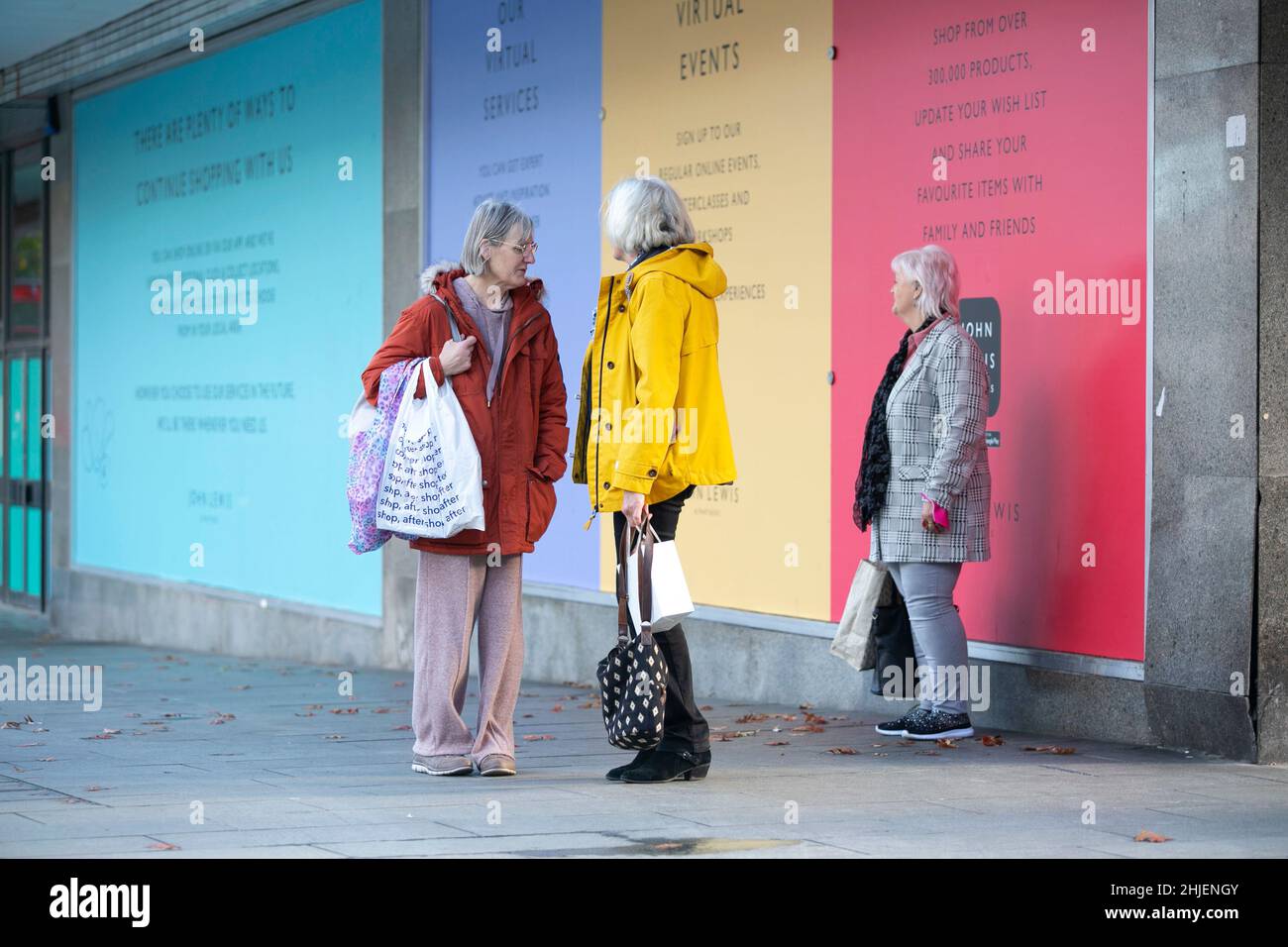 Le donne si fermano e parlano davanti al grande magazzino John Lewis, attualmente chiuso, nel centro di Sheffield. Foto Stock