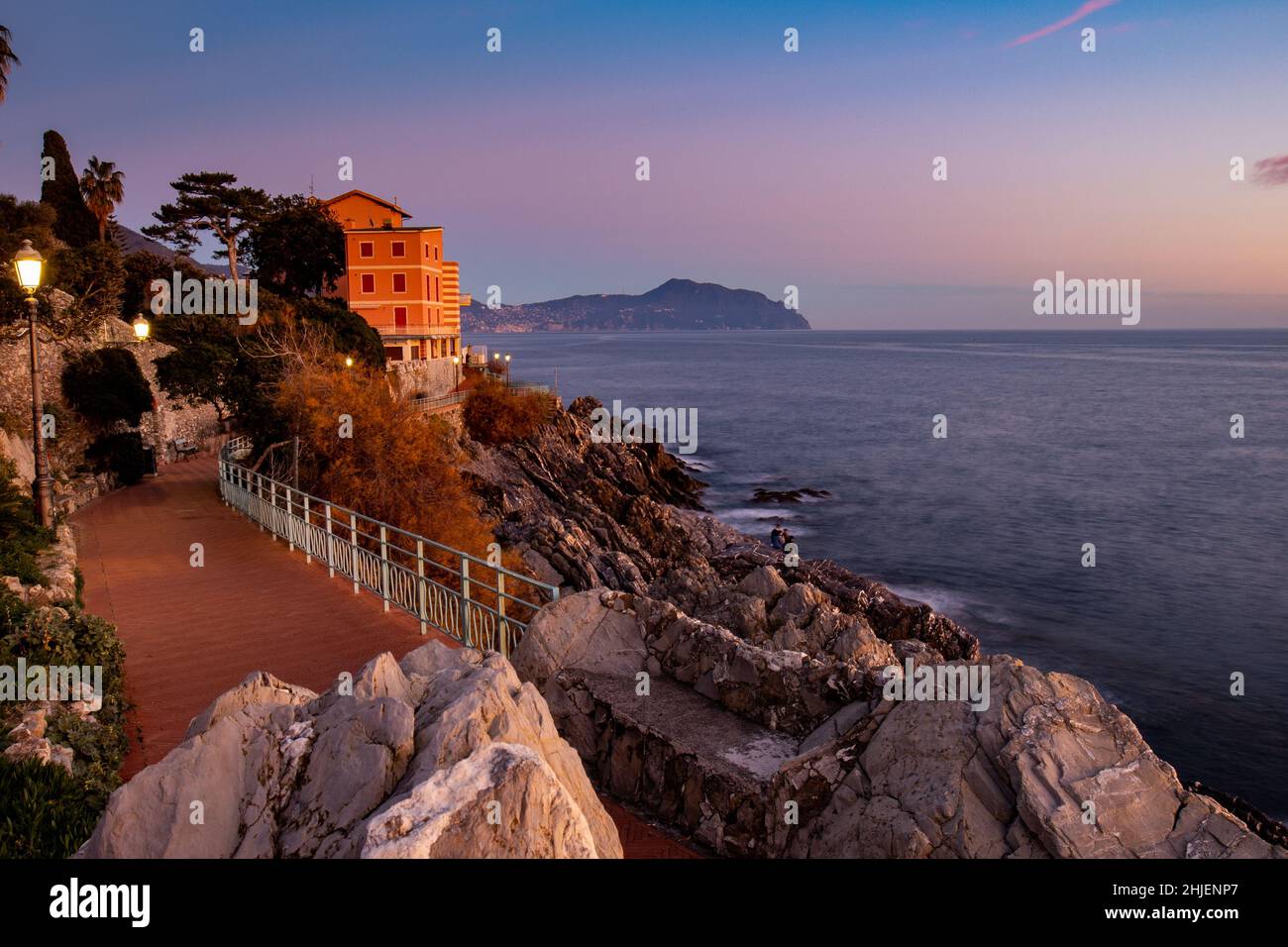 Italia, Genova: Un meraviglioso tramonto sul mare ligure visto dall'antico borgo di Nervi Foto Stock