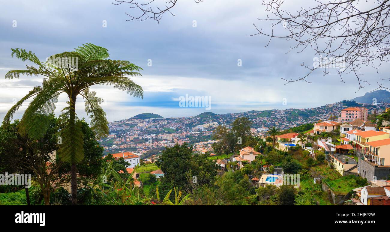 Vista sulla città di Funchal dai Giardini del Monte Palace a Madeira, Portogallo Foto Stock