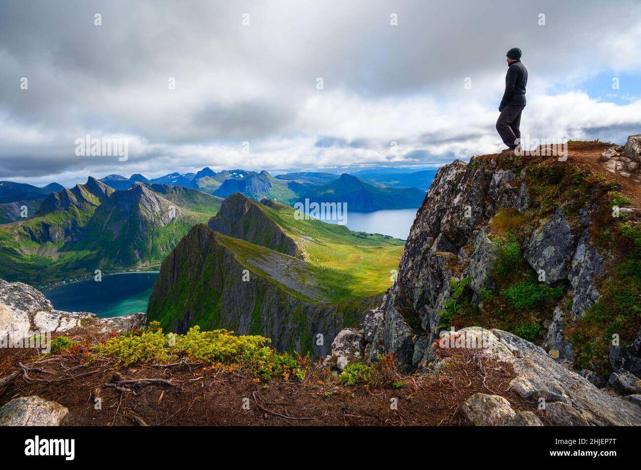 Escursionista in piedi sul monte Husfjellet sull'isola di Senja, nel nord della Norvegia Foto Stock