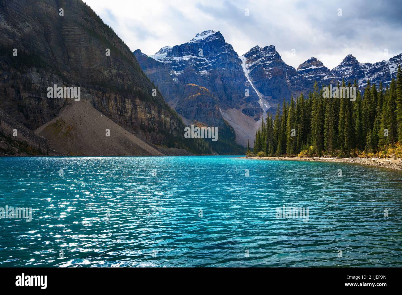 Il Moraine Lake nel Parco Nazionale di Banff, Alberta, Canada Foto Stock