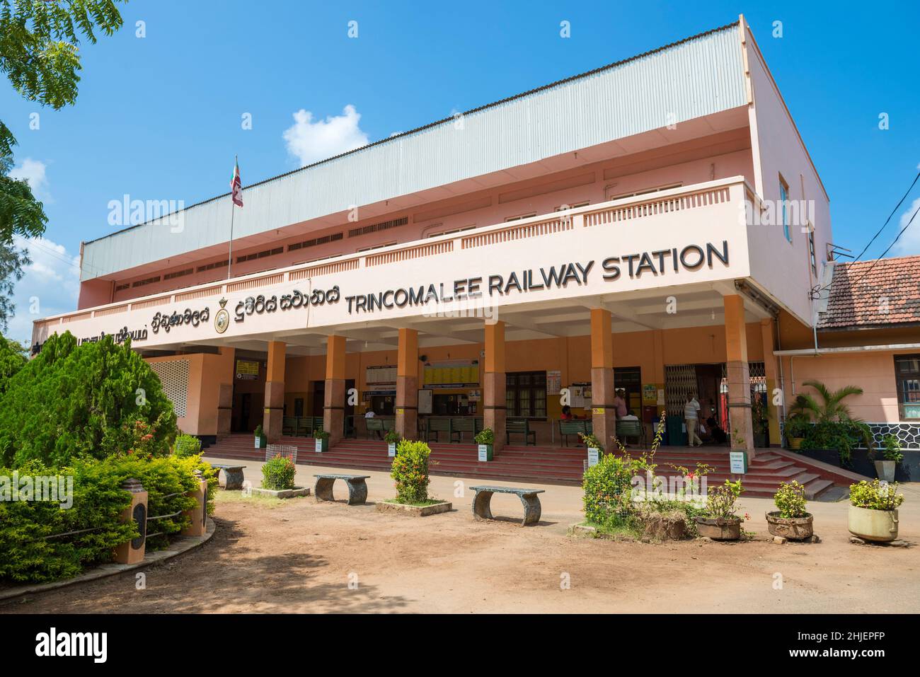 TRINCOMALEE, SRI LANKA - 09 FEBBRAIO 2020: Primo piano della stazione ferroviaria in una giornata di sole Foto Stock