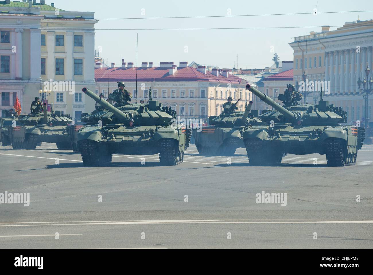 ST. PETERSBURG, RUSSIA - 24 29 GIUGNO 2020: Carri armati russi di T-72B3 sulla Piazza del Palazzo. Frammento della parata militare Foto Stock