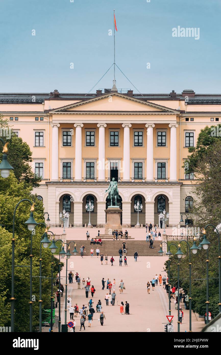 Oslo, Norvegia. Persone a piedi vicino al Palazzo reale (Det Kongelige Slott) a Oslo, la capitale della Norvegia Foto Stock