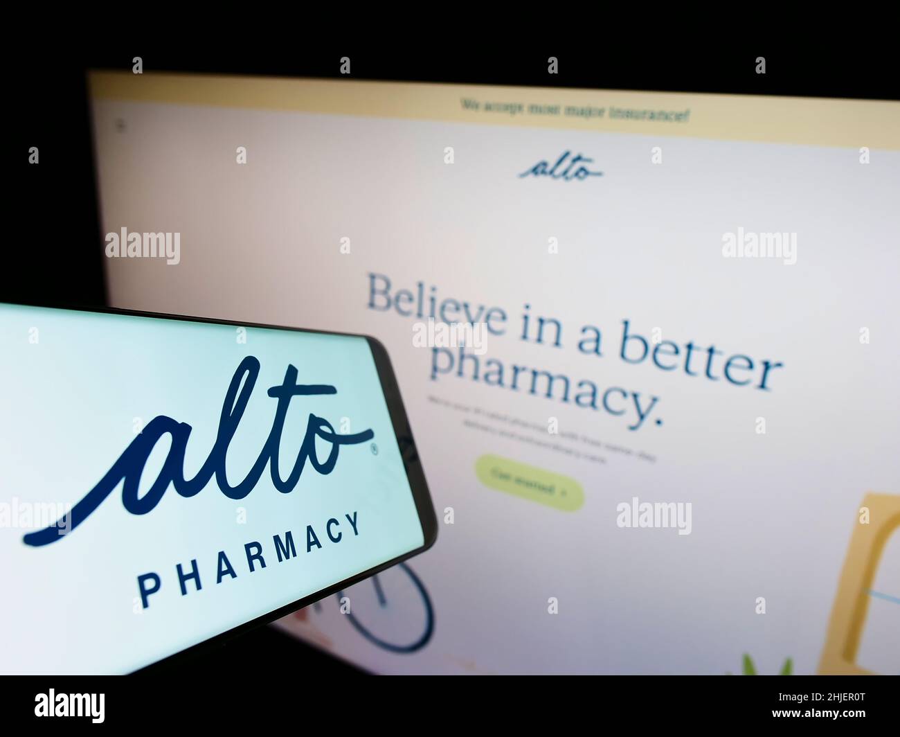 Cellulare con logo della società americana di telesanità Alto Pharmacy LLC sullo schermo di fronte al sito web. Concentratevi sul centro-destra del display del telefono. Foto Stock Cellulare con logo della società americana di telesanità Alto Pharmacy LLC sullo schermo di fronte al sito web. Concentratevi sul centro-destra del display del telefono. Foto Stock